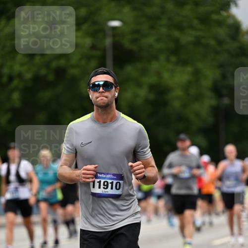 29.06.2025 - hella hamburg halbmarathon Dr. Thomas Lammeyer http://msf.ph/oto/8427260 29.06.2025 10:50:46 Kennedybrücke 1033, 1429, 1695, 1867, 1868, 1924, 1983, 2008, 2398, 2423, 2773, 2813, 2917, 3160, 3164, 3410, 4202, 4223, 4224, 4296, 4306, 4317, 4572, 5044, 5769, 5770, 6124, 6161, 8477, 8486, 9120, 9121, 9243, 9445, 10030, 10230, 10327, 10329, 10367, 11253, 11361 meine-sportfotos.de