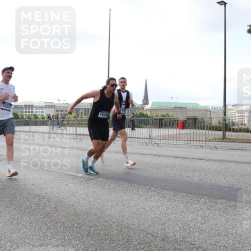29.06.2025 - hella hamburg halbmarathon Lena Gebhardt http://msf.ph/oto/8427274 29.06.2025 10:06:41 Lombardsbrücke 12371, 10885, 10736, 8290, 1245, 1766, 1993, 4666, 4868, 5431, 5807, 5845, 5951, 6314, 6572, 6664, 8290, 8960, 9560, 10214, 10283, 10297, 10736, 10781, 10886, 12371, 12418, 13475, 13481, 13863, 14607, 15113, 15145, 15377, 15462, 15537, 15858, 16554, 16692, 16933, 17059, 17174, 18042, 18343, 18381, 18575, 18577, 18652, 18828, 18910, 18913 meine-sportfotos.de