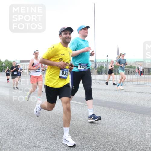 29.06.2025 - hella hamburg halbmarathon Lena Gebhardt http://msf.ph/oto/8427284 29.06.2025 10:53:45 Lombardsbrücke 1340, 0996, 6306, 1709, 1017, 1340, 1687, 1709, 1744, 1753, 1789, 1900, 1906, 1984, 2065, 2079, 2372, 2409, 2429, 2854, 3055, 3079, 3226, 3249, 3467, 3557, 4195, 4595, 4801, 5430, 5562, 5815, 5856, 5857, 5898, 5964, 6039, 6041, 6044, 6192, 6273, 6306, 6913, 6996, 7039, 7068, 7537, 7611, 7614, 7876, 7890, 8189, 8212, 8414, 8515, 8906, 8924, 9077, 9456, 9503, 9531, 9572, 9685, 9764, 9771, 9785, 10043, 10175, 10490, 11390, 12193, 12219, 12700 meine-sportfotos.de