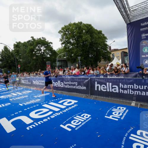 29.06.2025 - hella hamburg halbmarathon Zöllner http://msf.ph/oto/8427292 29.06.2025 10:35:41 Ziel 4062, 5269, 10384, 12462, 12899, 14841, 16123, 17612, 17826, 18841 meine-sportfotos.de
