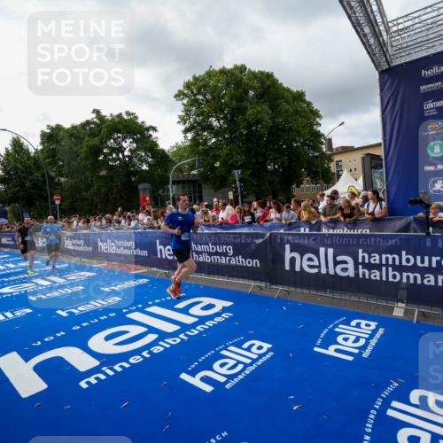29.06.2025 - hella hamburg halbmarathon Zöllner http://msf.ph/oto/8427300 29.06.2025 10:35:42 Ziel 4062, 10384, 12462, 12899, 14841, 16123, 18841 meine-sportfotos.de