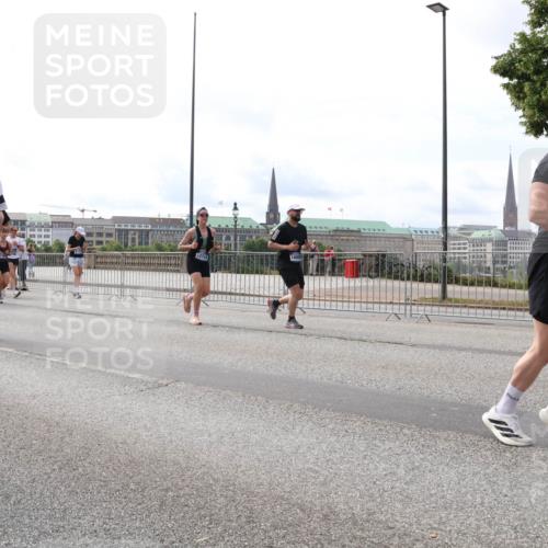 29.06.2025 - hella hamburg halbmarathon Lena Gebhardt http://msf.ph/oto/8427312 29.06.2025 10:19:29 Lombardsbrücke 7143, 98, 12741, 1145, 1332, 1534, 1708, 1718, 1755, 2017, 2311, 2357, 2405, 2441, 2589, 2795, 2802, 2812, 2895, 2993, 2995, 3105, 3118, 3446, 3678, 4108, 4110, 4170, 4562, 4570, 4722, 4979, 5034, 5035, 5080, 5098, 5123, 5178, 5251, 5323, 5429, 5449, 5849, 5878, 6194, 6249, 6444, 6477, 6482, 6542, 6736, 6796, 6797, 6939, 7143, 7248, 7249, 7836, 8146, 8427, 8537, 8575, 8761, 8778, 9252, 9652, 9756, 9757, 9856, 10039, 10124, 10129, 10540, 10594 meine-sportfotos.de