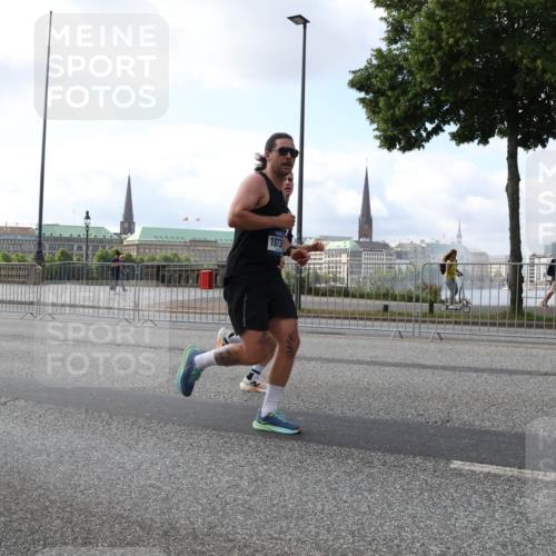 29.06.2025 - hella hamburg halbmarathon Lena Gebhardt http://msf.ph/oto/8427357 29.06.2025 10:06:42 Lombardsbrücke 12371, 1073, 1245, 1766, 1993, 4666, 4868, 5431, 5807, 5845, 5951, 6314, 6572, 6664, 8290, 8960, 9560, 10214, 10283, 10297, 10736, 10886, 12371, 12418, 13475, 13863, 14607, 15113, 15145, 15377, 15462, 15537, 15858, 16554, 16692, 16933, 17059, 17174, 18042, 18343, 18381, 18575, 18577, 18652, 18828, 18910, 18913 meine-sportfotos.de