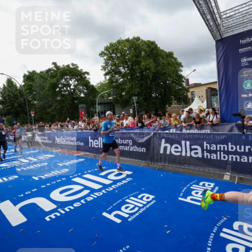 29.06.2025 - hella hamburg halbmarathon Zöllner http://msf.ph/oto/8427370 29.06.2025 10:35:43 Ziel 4062, 10384, 12462, 12899, 14841, 16123, 18841 meine-sportfotos.de