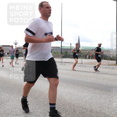 29.06.2025 - hella hamburg halbmarathon Lena Gebhardt http://msf.ph/oto/8427375 29.06.2025 10:19:29 Lombardsbrücke 14245, 179, 2017, 5449, 1145, 1332, 1534, 1708, 1718, 1755, 2017, 2311, 2357, 2405, 2441, 2589, 2795, 2802, 2812, 2895, 2993, 2995, 3105, 3118, 3446, 3678, 4108, 4110, 4170, 4562, 4570, 4722, 4979, 5034, 5035, 5080, 5098, 5123, 5178, 5251, 5323, 5429, 5449, 5849, 5878, 6194, 6249, 6444, 6477, 6482, 6542, 6736, 6796, 6797, 6939, 7143, 7248, 7249, 7836, 8146, 8427, 8537, 8575, 8761, 8778, 9252, 9652, 9756, 9757, 9856, 10039, 10124, 10129, 10540, 10594 meine-sportfotos.de