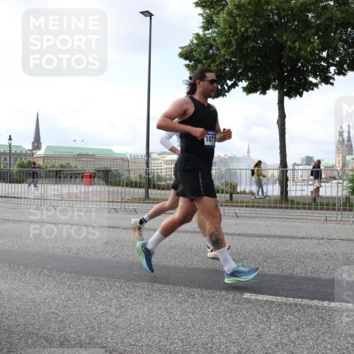 29.06.2025 - hella hamburg halbmarathon Lena Gebhardt http://msf.ph/oto/8427382 29.06.2025 10:06:42 Lombardsbrücke 1237, 1073, 1245, 1766, 1993, 4666, 4868, 5431, 5807, 5845, 5951, 6314, 6572, 6664, 8290, 8960, 9560, 10214, 10283, 10297, 10736, 10886, 12371, 12418, 13475, 13863, 14607, 15113, 15145, 15377, 15462, 15537, 15858, 16554, 16692, 16933, 17059, 17174, 18042, 18343, 18381, 18575, 18577, 18652, 18828, 18910, 18913 meine-sportfotos.de