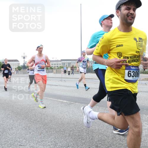 29.06.2025 - hella hamburg halbmarathon Lena Gebhardt http://msf.ph/oto/8427384 29.06.2025 10:53:45 Lombardsbrücke 7537, 11349, 6950, 6306, 1017, 1340, 1687, 1709, 1744, 1753, 1789, 1900, 1906, 1984, 2065, 2079, 2372, 2409, 2429, 2854, 3055, 3079, 3226, 3249, 3467, 3557, 4195, 4595, 4801, 5430, 5562, 5815, 5856, 5857, 5898, 5964, 6039, 6041, 6044, 6192, 6273, 6306, 6913, 6996, 7039, 7068, 7537, 7611, 7614, 7876, 7890, 8189, 8212, 8414, 8515, 8906, 8924, 9077, 9456, 9503, 9531, 9572, 9685, 9764, 9771, 9785, 10043, 10175, 10490, 11390, 12193, 12219, 12700 meine-sportfotos.de