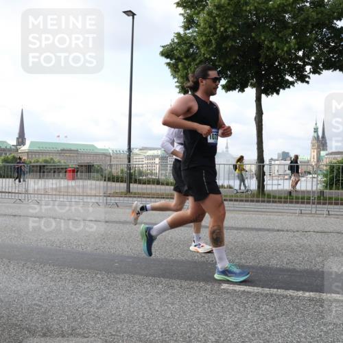 29.06.2025 - hella hamburg halbmarathon Lena Gebhardt http://msf.ph/oto/8427406 29.06.2025 10:06:42 Lombardsbrücke 12371, 1073, 1245, 1766, 1993, 4666, 4868, 5431, 5807, 5845, 5951, 6314, 6572, 6664, 8290, 8960, 9560, 10214, 10283, 10297, 10736, 10886, 12371, 12418, 13475, 13863, 14607, 15113, 15145, 15377, 15462, 15537, 15858, 16554, 16692, 16933, 17059, 17174, 18042, 18343, 18381, 18575, 18577, 18652, 18828, 18910, 18913 meine-sportfotos.de