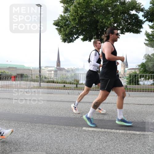 29.06.2025 - hella hamburg halbmarathon Lena Gebhardt http://msf.ph/oto/8427431 29.06.2025 10:06:42 Lombardsbrücke 12371, 1245, 1766, 1993, 4666, 4868, 5431, 5807, 5845, 5951, 6314, 6572, 6664, 8290, 8960, 9560, 10214, 10283, 10297, 10736, 10886, 12371, 12418, 13475, 13863, 14607, 15113, 15145, 15377, 15462, 15537, 15858, 16554, 16692, 16933, 17059, 17174, 18042, 18343, 18381, 18575, 18577, 18652, 18828, 18910, 18913 meine-sportfotos.de