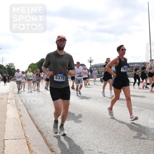 29.06.2025 - hella hamburg halbmarathon Lena Gebhardt http://msf.ph/oto/8427438 29.06.2025 10:43:37 Lombardsbrücke 5370, 7926, 1127, 1023, 1026, 1155, 1310, 1400, 1816, 1878, 2073, 2733, 3238, 3288, 3329, 3390, 3597, 3638, 4056, 4177, 4302, 4367, 4680, 4866, 5192, 5201, 5214, 5293, 5370, 5610, 5720, 5890, 6012, 6036, 6096, 6226, 6334, 6440, 6931, 6971, 6973, 7197, 7205, 7206, 7461, 7489, 7504, 7872, 7926, 8000, 8058, 8135, 8233, 8408, 8435, 8504, 9639, 9641, 9704, 9831, 9976, 10083, 10097, 10200, 10202 meine-sportfotos.de
