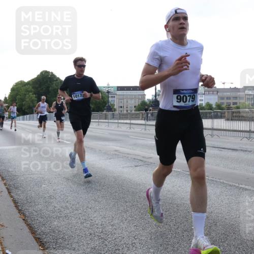 29.06.2025 - hella hamburg halbmarathon Lena Gebhardt http://msf.ph/oto/8427445 29.06.2025 09:44:11 Lombardsbrücke 10173, 9079, 1122, 1953, 2203, 2483, 2879, 3189, 3379, 5308, 5344, 7231, 7793, 8376, 8975, 9047, 9079, 9804, 10106, 10173, 10222, 10351, 10655, 10790, 11150, 11877, 13383, 13606, 13941, 14828, 15136, 15655, 16118, 17040, 17258, 18763, 18832 meine-sportfotos.de