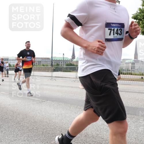 29.06.2025 - hella hamburg halbmarathon Lena Gebhardt http://msf.ph/oto/8427456 29.06.2025 10:19:30 Lombardsbrücke 14245, 544, 9856, 7143, 1145, 1332, 1534, 1708, 1718, 1755, 2017, 2311, 2357, 2405, 2441, 2589, 2795, 2802, 2812, 2895, 2993, 2995, 3105, 3118, 3446, 3678, 4108, 4110, 4170, 4562, 4570, 4722, 4979, 5034, 5035, 5080, 5098, 5123, 5178, 5251, 5323, 5429, 5449, 5849, 5878, 6249, 6444, 6477, 6482, 6542, 6796, 6797, 6939, 7143, 7248, 7249, 7836, 8146, 8427, 8537, 8575, 8761, 8778, 9252, 9652, 9756, 9757, 9856, 10039, 10124, 10129, 10349, 10540, 10594 meine-sportfotos.de