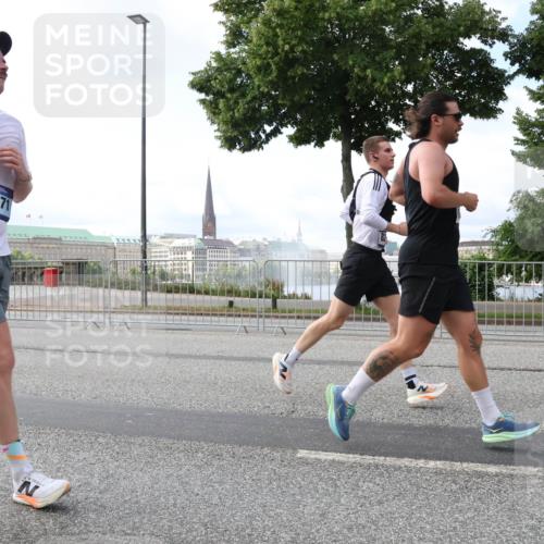 29.06.2025 - hella hamburg halbmarathon Lena Gebhardt http://msf.ph/oto/8427457 29.06.2025 10:06:42 Lombardsbrücke 12371, 1245, 1766, 1993, 4666, 4868, 5431, 5807, 5845, 5951, 6314, 6572, 6664, 8290, 8960, 9560, 10214, 10283, 10297, 10736, 10886, 12371, 12418, 13475, 13863, 14607, 15113, 15145, 15377, 15462, 15537, 15858, 16554, 16692, 16933, 17059, 17174, 18042, 18343, 18381, 18575, 18577, 18652, 18828, 18910, 18913 meine-sportfotos.de