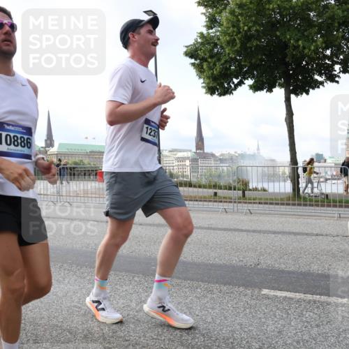 29.06.2025 - hella hamburg halbmarathon Lena Gebhardt http://msf.ph/oto/8427472 29.06.2025 10:06:43 Lombardsbrücke 10886, 1231, 1245, 1766, 1993, 4666, 4868, 5807, 5845, 5951, 6314, 6572, 6664, 8290, 8744, 8960, 9560, 10214, 10283, 10297, 10736, 10886, 12371, 12418, 13475, 13863, 14607, 15113, 15145, 15377, 15462, 15537, 15858, 16554, 16692, 16933, 17059, 17174, 18042, 18343, 18381, 18575, 18577, 18652, 18828, 18910, 18913 meine-sportfotos.de