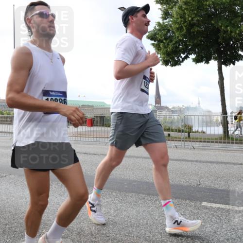 29.06.2025 - hella hamburg halbmarathon Lena Gebhardt http://msf.ph/oto/8427489 29.06.2025 10:06:43 Lombardsbrücke 123, 1245, 1766, 1993, 4666, 4868, 5807, 5845, 5951, 6314, 6572, 6664, 8290, 8744, 8960, 9560, 10214, 10283, 10297, 10736, 10886, 12371, 12418, 13475, 13863, 14607, 15113, 15145, 15377, 15462, 15537, 15858, 16554, 16692, 16933, 17059, 17174, 18042, 18343, 18381, 18575, 18577, 18652, 18828, 18910, 18913 meine-sportfotos.de