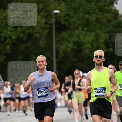 29.06.2025 - hella hamburg halbmarathon Dr. Thomas Lammeyer http://msf.ph/oto/8427518 29.06.2025 10:50:51 Kennedybrücke 1033, 1104, 1429, 1695, 1867, 1868, 1924, 1983, 2398, 2423, 2773, 2813, 2917, 3160, 3164, 3410, 3896, 4202, 4296, 4306, 4317, 4448, 4572, 5635, 5769, 5770, 6124, 6161, 6392, 8010, 8477, 8486, 9120, 9121, 9243, 9337, 9426, 9445, 9774, 10030, 10230, 10327, 10329, 10367, 11253, 11361 meine-sportfotos.de