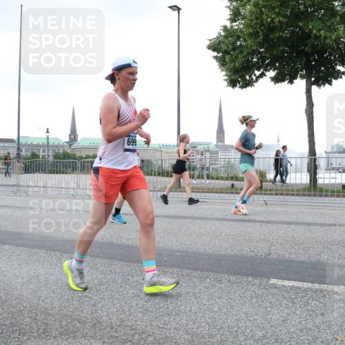 29.06.2025 - hella hamburg halbmarathon Lena Gebhardt http://msf.ph/oto/8427529 29.06.2025 10:53:46 Lombardsbrücke 5815, 699, 1017, 1263, 1340, 1687, 1709, 1744, 1753, 1789, 1900, 1906, 1984, 2065, 2079, 2372, 2409, 2429, 2854, 3055, 3079, 3226, 3249, 3465, 3467, 3557, 4195, 4595, 4801, 5430, 5562, 5815, 5856, 5857, 5898, 5964, 6039, 6041, 6044, 6192, 6273, 6306, 6583, 6913, 6996, 7039, 7068, 7537, 7611, 7614, 7876, 7890, 8189, 8212, 8515, 8906, 8924, 9077, 9456, 9503, 9531, 9572, 9685, 9764, 9771, 9785, 10043, 10175, 10490, 11390, 12219 meine-sportfotos.de