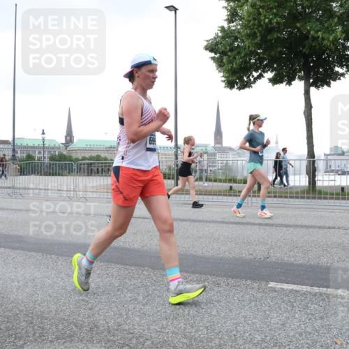 29.06.2025 - hella hamburg halbmarathon Lena Gebhardt http://msf.ph/oto/8427558 29.06.2025 10:53:46 Lombardsbrücke 5815, 699, 1017, 1263, 1340, 1687, 1709, 1744, 1753, 1789, 1900, 1906, 1984, 2065, 2079, 2372, 2409, 2429, 2854, 3055, 3079, 3226, 3249, 3465, 3467, 3557, 4195, 4595, 4801, 5430, 5562, 5815, 5856, 5857, 5898, 5964, 6039, 6041, 6044, 6192, 6273, 6306, 6583, 6913, 6996, 7039, 7068, 7537, 7611, 7614, 7876, 7890, 8189, 8212, 8515, 8906, 8924, 9077, 9456, 9503, 9531, 9572, 9685, 9764, 9771, 9785, 10043, 10175, 10490, 11390, 12219 meine-sportfotos.de