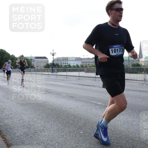 29.06.2025 - hella hamburg halbmarathon Lena Gebhardt http://msf.ph/oto/8427566 29.06.2025 09:44:12 Lombardsbrücke 10173, 1122, 1953, 2203, 2483, 2879, 3189, 3379, 5308, 5344, 7231, 7793, 8376, 8975, 9047, 9079, 9804, 10106, 10173, 10222, 10351, 10655, 10790, 11150, 11877, 13383, 13606, 14828, 15136, 15655, 16118, 17040, 17258, 18763, 18832 meine-sportfotos.de
