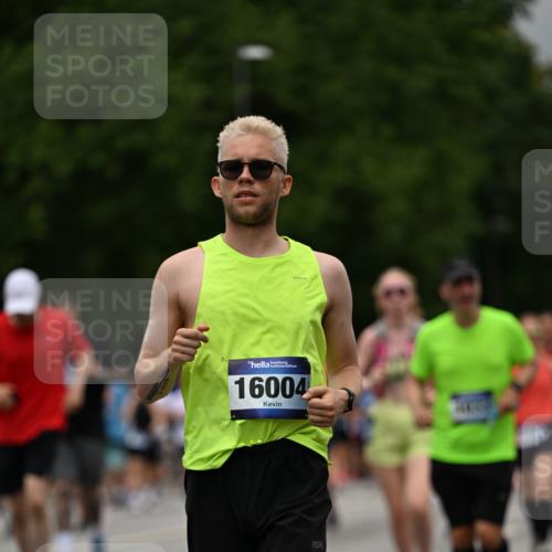 29.06.2025 - hella hamburg halbmarathon Dr. Thomas Lammeyer http://msf.ph/oto/8427580 29.06.2025 10:50:53 Kennedybrücke 1033, 1100, 1104, 1429, 1695, 1867, 1868, 1924, 2398, 2423, 2773, 2813, 2917, 3160, 3164, 3410, 3896, 4104, 4202, 4296, 4306, 4317, 4448, 4572, 5635, 5769, 5770, 5854, 5892, 6124, 6161, 6392, 8010, 8047, 8477, 8486, 8706, 9120, 9121, 9243, 9337, 9426, 9445, 9774, 10030, 10230, 10327, 10329, 10367, 11253, 11361, 11408 meine-sportfotos.de
