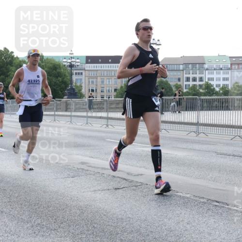 29.06.2025 - hella hamburg halbmarathon Lena Gebhardt http://msf.ph/oto/8427592 29.06.2025 09:44:13 Lombardsbrücke 10790, 42, 195, 1122, 1953, 2483, 2879, 3189, 3379, 5308, 5344, 7231, 7793, 8376, 8975, 9047, 9079, 9804, 10106, 10173, 10222, 10655, 10790, 11150, 11877, 13383, 13606, 14828, 15655, 16118, 17040, 17258, 18832 meine-sportfotos.de