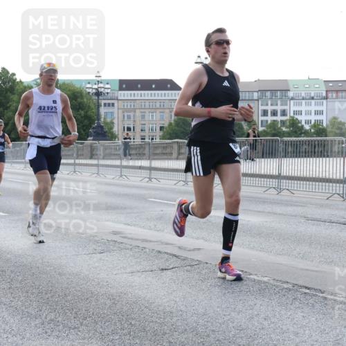29.06.2025 - hella hamburg halbmarathon Lena Gebhardt http://msf.ph/oto/8427617 29.06.2025 09:44:13 Lombardsbrücke 10790, 2, 42, 195, 1122, 1953, 2483, 2879, 3189, 3379, 5308, 5344, 7231, 7793, 8376, 8975, 9047, 9079, 9804, 10106, 10173, 10222, 10655, 10790, 11150, 11877, 13383, 13606, 14828, 15655, 16118, 17040, 17258, 18832 meine-sportfotos.de