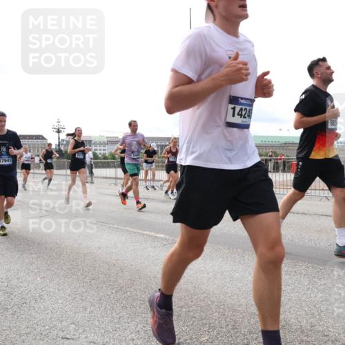 29.06.2025 - hella hamburg halbmarathon Lena Gebhardt http://msf.ph/oto/8427624 29.06.2025 10:19:31 Lombardsbrücke 2017, 5449, 696, 17941, 13781, 1424, 985, 1145, 1332, 1534, 1708, 1718, 1755, 2017, 2311, 2357, 2405, 2441, 2589, 2795, 2802, 2812, 2895, 2918, 2993, 2995, 3118, 3446, 3678, 4108, 4110, 4170, 4562, 4570, 4722, 4979, 5034, 5035, 5080, 5098, 5123, 5178, 5251, 5429, 5449, 5849, 5878, 6249, 6444, 6477, 6482, 6542, 6796, 6797, 6939, 7143, 7248, 7249, 7836, 7917, 8146, 8427, 8537, 8575, 8761, 8778, 9252, 9652, 9756, 9856, 10039, 10124, 10129, 10349, 10540, 10594 meine-sportfotos.de