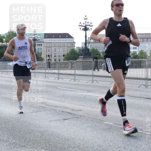 29.06.2025 - hella hamburg halbmarathon Lena Gebhardt http://msf.ph/oto/8427643 29.06.2025 09:44:14 Lombardsbrücke 10790, 42195, 53, 1122, 1953, 2483, 2879, 3075, 3189, 3379, 5308, 5344, 7231, 7793, 8376, 8975, 9047, 9079, 9804, 10106, 10173, 10222, 10655, 10790, 11150, 11877, 13383, 13606, 14828, 15655, 16118, 17040, 17258, 18832 meine-sportfotos.de