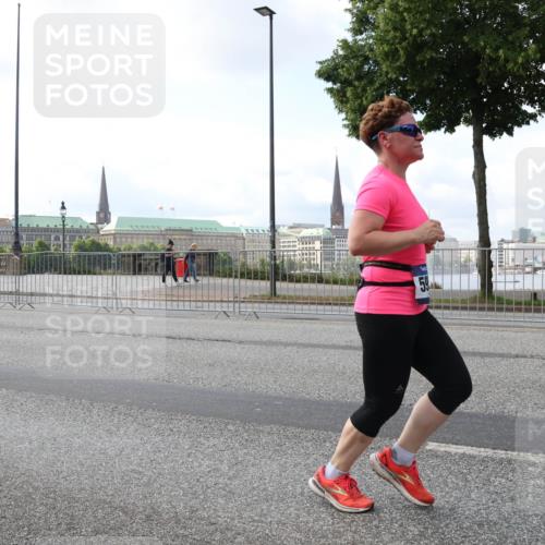 29.06.2025 - hella hamburg halbmarathon Lena Gebhardt http://msf.ph/oto/8427661 29.06.2025 10:06:44 Lombardsbrücke 15377, 59, 1245, 1766, 1993, 4666, 4868, 5807, 5845, 5951, 6314, 6572, 6664, 8290, 8744, 8960, 9560, 10214, 10283, 10297, 10736, 10886, 12371, 12418, 13475, 13863, 14607, 15113, 15145, 15377, 15462, 15537, 15858, 16554, 16692, 16933, 17059, 17174, 18042, 18343, 18381, 18575, 18577, 18652, 18828, 18910, 18913 meine-sportfotos.de