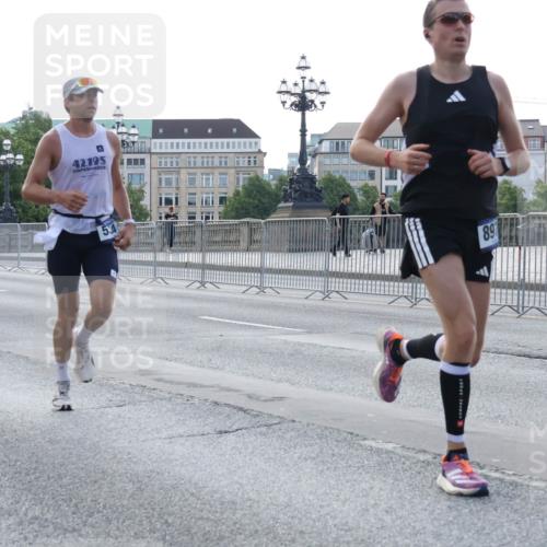 29.06.2025 - hella hamburg halbmarathon Lena Gebhardt http://msf.ph/oto/8427663 29.06.2025 09:44:14 Lombardsbrücke 42195, 10790, 5, 4, 89, 1122, 1953, 2483, 2879, 3075, 3189, 3379, 5308, 5344, 7231, 7793, 8376, 8975, 9047, 9079, 9804, 10106, 10173, 10222, 10655, 10790, 11150, 11877, 13383, 13606, 14828, 15655, 16118, 17040, 17258, 18832 meine-sportfotos.de