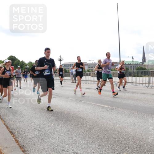 29.06.2025 - hella hamburg halbmarathon Lena Gebhardt http://msf.ph/oto/8427672 29.06.2025 10:19:31 Lombardsbrücke 2793, 12396, 18234, 17941, 2017, 1145, 1332, 1534, 1708, 1718, 1755, 2017, 2311, 2357, 2405, 2441, 2589, 2795, 2802, 2812, 2895, 2918, 2993, 2995, 3118, 3446, 3678, 4108, 4110, 4170, 4562, 4570, 4722, 4979, 5034, 5035, 5080, 5098, 5123, 5178, 5251, 5429, 5449, 5849, 5878, 6249, 6444, 6477, 6482, 6542, 6796, 6797, 6939, 7143, 7248, 7249, 7836, 7917, 8146, 8427, 8537, 8575, 8761, 8778, 9252, 9652, 9756, 9856, 10039, 10124, 10129, 10349, 10540, 10594 meine-sportfotos.de