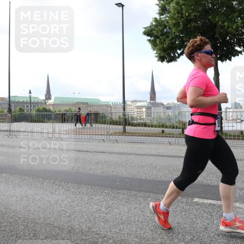 29.06.2025 - hella hamburg halbmarathon Lena Gebhardt http://msf.ph/oto/8427679 29.06.2025 10:06:45 Lombardsbrücke 15377, 1245, 1766, 1993, 4666, 4868, 5807, 5845, 5951, 6314, 6572, 6664, 8290, 8744, 8960, 9560, 10214, 10283, 10297, 10736, 10886, 12371, 12418, 13475, 13863, 14607, 15113, 15145, 15377, 15462, 15537, 15858, 16554, 16692, 16933, 17059, 17174, 18042, 18343, 18381, 18575, 18577, 18652, 18828, 18910, 18913 meine-sportfotos.de