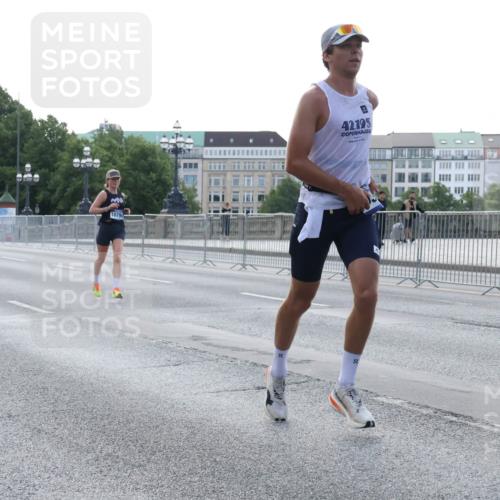29.06.2025 - hella hamburg halbmarathon Lena Gebhardt http://msf.ph/oto/8427690 29.06.2025 09:44:14 Lombardsbrücke 4828, 5655, 42, 195, 1122, 1953, 2483, 2879, 3075, 3189, 3379, 5308, 5344, 7231, 7793, 8376, 8975, 9047, 9079, 9804, 10106, 10173, 10222, 10655, 10790, 11150, 11877, 13383, 13606, 14828, 15655, 16118, 17040, 17258, 18832 meine-sportfotos.de