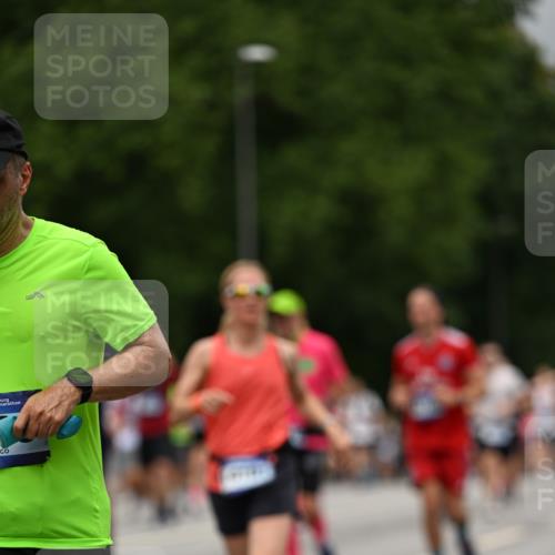 29.06.2025 - hella hamburg halbmarathon Dr. Thomas Lammeyer http://msf.ph/oto/8427693 29.06.2025 10:50:56 Kennedybrücke 1033, 1100, 1104, 1429, 1867, 1868, 1924, 2423, 2697, 2773, 2813, 3160, 3164, 3410, 3896, 4104, 4202, 4296, 4306, 4317, 4448, 4572, 5635, 5769, 5770, 5854, 5892, 6124, 6161, 6392, 6623, 8010, 8047, 8477, 8486, 8706, 9120, 9121, 9243, 9337, 9426, 9445, 9774, 9949, 10030, 10230, 10327, 10329, 11253, 11361, 11408 meine-sportfotos.de