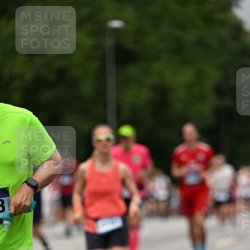 29.06.2025 - hella hamburg halbmarathon Dr. Thomas Lammeyer http://msf.ph/oto/8427699 29.06.2025 10:50:56 Kennedybrücke 1033, 1100, 1104, 1429, 1867, 1868, 1924, 2423, 2697, 2773, 2813, 3160, 3164, 3410, 3896, 4104, 4202, 4296, 4306, 4317, 4448, 4572, 5635, 5769, 5770, 5854, 5892, 6124, 6161, 6392, 6623, 8010, 8047, 8477, 8486, 8706, 9120, 9121, 9243, 9337, 9426, 9445, 9774, 9949, 10030, 10230, 10327, 10329, 11253, 11361, 11408 meine-sportfotos.de