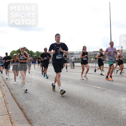 29.06.2025 - hella hamburg halbmarathon Lena Gebhardt http://msf.ph/oto/8427700 29.06.2025 10:19:31 Lombardsbrücke 18053, 1269, 17941, 18234, 2017, 5449, 1145, 1332, 1534, 1708, 1718, 1755, 2017, 2311, 2357, 2405, 2441, 2589, 2795, 2802, 2812, 2895, 2918, 2993, 2995, 3118, 3446, 3678, 4108, 4110, 4170, 4562, 4570, 4722, 4979, 5034, 5035, 5080, 5098, 5123, 5178, 5251, 5429, 5449, 5849, 5878, 6249, 6444, 6477, 6482, 6542, 6796, 6797, 6939, 7143, 7248, 7249, 7836, 7917, 8146, 8427, 8537, 8575, 8761, 8778, 9252, 9652, 9756, 9856, 10039, 10124, 10129, 10349, 10540, 10594 meine-sportfotos.de