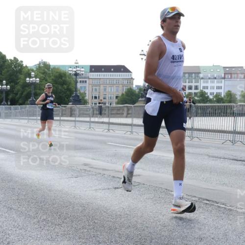 29.06.2025 - hella hamburg halbmarathon Lena Gebhardt http://msf.ph/oto/8427723 29.06.2025 09:44:14 Lombardsbrücke 28, 15655, 1079, 42, 195, 1122, 1953, 2483, 2879, 3075, 3189, 3379, 5308, 5344, 7231, 7793, 8376, 8975, 9047, 9079, 9804, 10106, 10173, 10222, 10655, 10790, 11150, 11877, 13383, 13606, 14828, 15655, 16118, 17040, 17258, 18832 meine-sportfotos.de