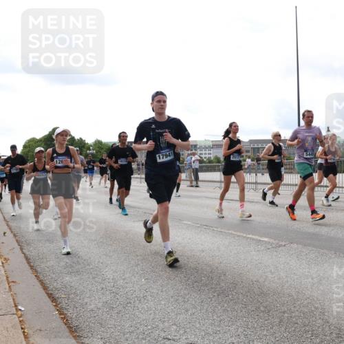 29.06.2025 - hella hamburg halbmarathon Lena Gebhardt http://msf.ph/oto/8427734 29.06.2025 10:19:31 Lombardsbrücke 2795, 8053, 126, 18234, 17941, 2017, 5449, 650, 1145, 1332, 1534, 1708, 1718, 1755, 2017, 2311, 2357, 2405, 2441, 2589, 2795, 2802, 2812, 2895, 2918, 2993, 2995, 3118, 3446, 3678, 4108, 4110, 4170, 4562, 4570, 4722, 4979, 5034, 5035, 5080, 5098, 5123, 5178, 5251, 5429, 5449, 5849, 5878, 6249, 6444, 6477, 6482, 6542, 6796, 6797, 6939, 7143, 7248, 7249, 7836, 7917, 8146, 8427, 8537, 8575, 8761, 8778, 9252, 9652, 9756, 9856, 10039, 10124, 10129, 10349, 10540, 10594 meine-sportfotos.de