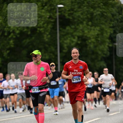 29.06.2025 - hella hamburg halbmarathon Dr. Thomas Lammeyer http://msf.ph/oto/8427750 29.06.2025 10:50:58 Kennedybrücke 1033, 1100, 1104, 1429, 1867, 1868, 1924, 2423, 2662, 2665, 2697, 2773, 2813, 3160, 3164, 3410, 3896, 4104, 4202, 4296, 4306, 4317, 4448, 4572, 5635, 5769, 5770, 5854, 5892, 6392, 6623, 7073, 8010, 8047, 8477, 8486, 8706, 9120, 9121, 9243, 9337, 9426, 9445, 9774, 9949, 10030, 10230, 10327, 10329, 11253, 11361, 11408 meine-sportfotos.de