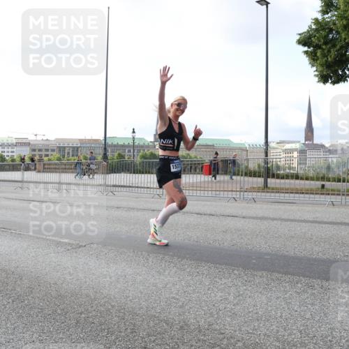 29.06.2025 - hella hamburg halbmarathon Lena Gebhardt http://msf.ph/oto/8427758 29.06.2025 10:06:45 Lombardsbrücke 15377, 1245, 1766, 1993, 4666, 4868, 5807, 5845, 5951, 6314, 6572, 6664, 8290, 8744, 8960, 9560, 10214, 10283, 10297, 10736, 10886, 12371, 12418, 13475, 13863, 14607, 15113, 15145, 15377, 15462, 15537, 15858, 16554, 16692, 16933, 17059, 17174, 18042, 18343, 18381, 18575, 18577, 18652, 18828, 18910, 18913 meine-sportfotos.de