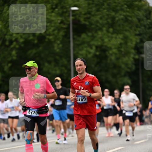 29.06.2025 - hella hamburg halbmarathon Dr. Thomas Lammeyer http://msf.ph/oto/8427769 29.06.2025 10:50:58 Kennedybrücke 1033, 1100, 1104, 1429, 1867, 1868, 1924, 2423, 2662, 2665, 2697, 2773, 2813, 3160, 3164, 3410, 3896, 4104, 4202, 4296, 4306, 4317, 4448, 4572, 5635, 5769, 5770, 5854, 5892, 6392, 6623, 7073, 8010, 8047, 8477, 8486, 8706, 9120, 9121, 9243, 9337, 9426, 9445, 9774, 9949, 10030, 10230, 10327, 10329, 11253, 11361, 11408 meine-sportfotos.de