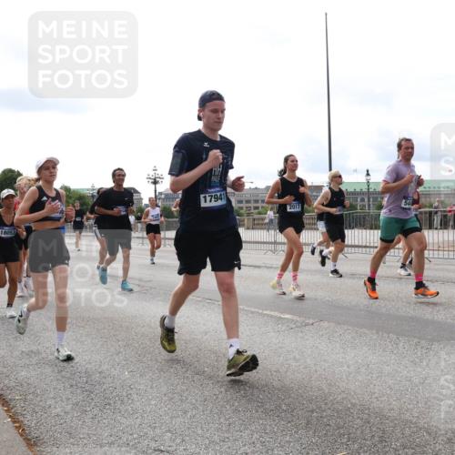 29.06.2025 - hella hamburg halbmarathon Lena Gebhardt http://msf.ph/oto/8427785 29.06.2025 10:19:32 Lombardsbrücke 2795, 18053, 17941, 2017, 544, 1145, 1332, 1534, 1708, 1718, 1755, 2017, 2311, 2357, 2405, 2441, 2589, 2795, 2802, 2812, 2895, 2918, 2993, 2995, 3446, 3678, 4108, 4110, 4170, 4562, 4570, 4722, 4979, 5034, 5035, 5080, 5098, 5123, 5178, 5251, 5429, 5449, 5849, 5878, 6249, 6444, 6477, 6482, 6542, 6796, 6797, 6872, 6939, 7143, 7248, 7249, 7836, 7917, 8146, 8427, 8537, 8575, 8761, 8778, 9252, 9652, 9856, 10039, 10124, 10129, 10349, 10540, 10594 meine-sportfotos.de