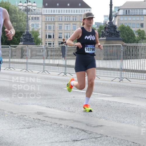 29.06.2025 - hella hamburg halbmarathon Lena Gebhardt http://msf.ph/oto/8427801 29.06.2025 09:44:16 Lombardsbrücke 15655, 10790, 1122, 1953, 2483, 2879, 3075, 3189, 3379, 5308, 5344, 7231, 7793, 8376, 8975, 9047, 9079, 10106, 10173, 10222, 10655, 10790, 11150, 11877, 13383, 13606, 13779, 14828, 15655, 16118, 17040, 17258, 18832, 19114 meine-sportfotos.de