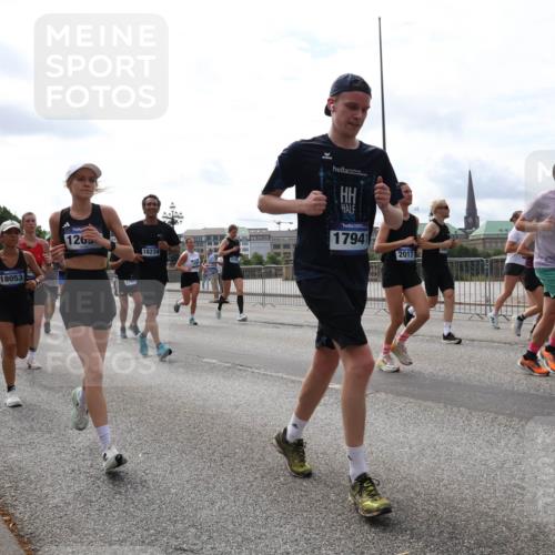 29.06.2025 - hella hamburg halbmarathon Lena Gebhardt http://msf.ph/oto/8427811 29.06.2025 10:19:32 Lombardsbrücke 18053, 1265, 18234, 1700, 17941, 10, 2017, 5449, 1145, 1332, 1534, 1708, 1718, 1755, 2017, 2311, 2357, 2405, 2441, 2589, 2795, 2802, 2812, 2895, 2918, 2993, 2995, 3446, 3678, 4108, 4110, 4170, 4562, 4570, 4722, 4979, 5034, 5035, 5080, 5098, 5123, 5178, 5251, 5429, 5449, 5849, 5878, 6249, 6444, 6477, 6482, 6542, 6796, 6797, 6872, 6939, 7143, 7248, 7249, 7836, 7917, 8146, 8427, 8537, 8575, 8761, 8778, 9252, 9652, 9856, 10039, 10124, 10129, 10349, 10540, 10594 meine-sportfotos.de