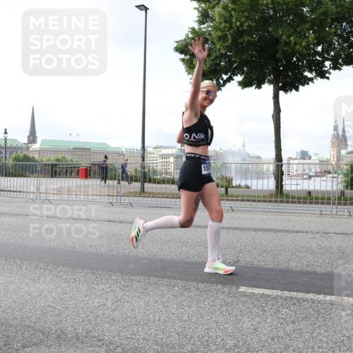 29.06.2025 - hella hamburg halbmarathon Lena Gebhardt http://msf.ph/oto/8427815 29.06.2025 10:06:46 Lombardsbrücke 153, 1245, 1766, 1993, 4666, 5807, 5845, 5951, 6572, 6664, 8290, 8744, 8960, 9560, 10214, 10283, 10297, 10736, 10886, 12371, 12418, 13475, 13863, 14607, 15113, 15377, 15462, 15537, 15858, 16554, 16692, 16933, 17059, 17174, 18042, 18343, 18381, 18575, 18577, 18652, 18828, 18910, 18913 meine-sportfotos.de