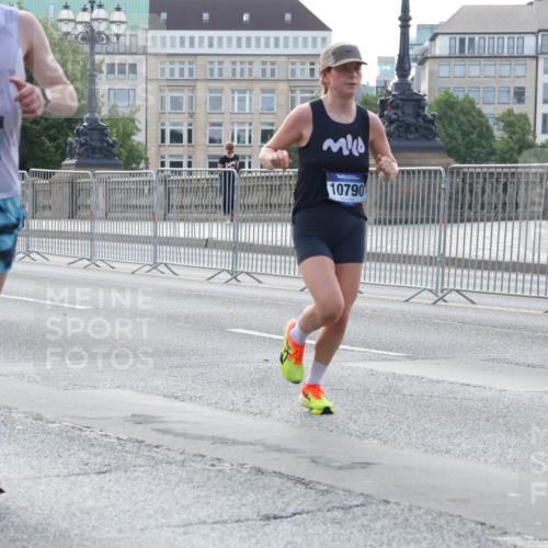 29.06.2025 - hella hamburg halbmarathon Lena Gebhardt http://msf.ph/oto/8427831 29.06.2025 09:44:16 Lombardsbrücke 15655, 10790, 1122, 1953, 2483, 2879, 3075, 3189, 3379, 5308, 5344, 7231, 7793, 8376, 8975, 9047, 9079, 10106, 10173, 10222, 10655, 10790, 11150, 11877, 13383, 13606, 13779, 14828, 15655, 16118, 17040, 17258, 18832, 19114 meine-sportfotos.de