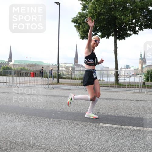 29.06.2025 - hella hamburg halbmarathon Lena Gebhardt http://msf.ph/oto/8427835 29.06.2025 10:06:46 Lombardsbrücke 15, 1245, 1766, 1993, 4666, 5807, 5845, 5951, 6572, 6664, 8290, 8744, 8960, 9560, 10214, 10283, 10297, 10736, 10886, 12371, 12418, 13475, 13863, 14607, 15113, 15377, 15462, 15537, 15858, 16554, 16692, 16933, 17059, 17174, 18042, 18343, 18381, 18575, 18577, 18652, 18828, 18910, 18913 meine-sportfotos.de