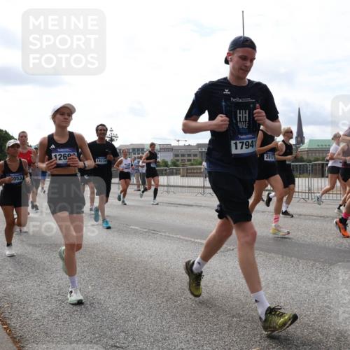 29.06.2025 - hella hamburg halbmarathon Lena Gebhardt http://msf.ph/oto/8427841 29.06.2025 10:19:32 Lombardsbrücke 053, 1260, 18234, 17941, 2017, 544, 1145, 1332, 1534, 1708, 1718, 1755, 2017, 2311, 2357, 2405, 2441, 2589, 2795, 2802, 2812, 2895, 2918, 2993, 2995, 3446, 3678, 4108, 4110, 4170, 4562, 4570, 4722, 4979, 5034, 5035, 5080, 5098, 5123, 5178, 5251, 5429, 5449, 5849, 5878, 6249, 6444, 6477, 6482, 6542, 6796, 6797, 6872, 6939, 7143, 7248, 7249, 7836, 7917, 8146, 8427, 8537, 8575, 8761, 8778, 9252, 9652, 9856, 10039, 10124, 10129, 10349, 10540, 10594 meine-sportfotos.de