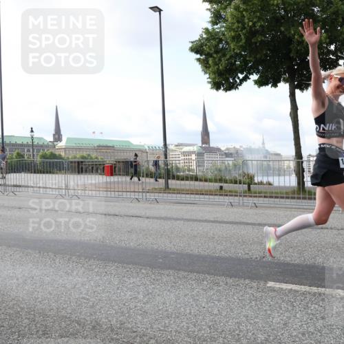 29.06.2025 - hella hamburg halbmarathon Lena Gebhardt http://msf.ph/oto/8427854 29.06.2025 10:06:46 Lombardsbrücke 1245, 1766, 1993, 4666, 5807, 5845, 5951, 6572, 6664, 8290, 8744, 8960, 9560, 10214, 10283, 10297, 10736, 10886, 12371, 12418, 13475, 13863, 14607, 15113, 15377, 15462, 15537, 15858, 16554, 16692, 16933, 17059, 17174, 18042, 18343, 18381, 18575, 18577, 18652, 18828, 18910, 18913 meine-sportfotos.de