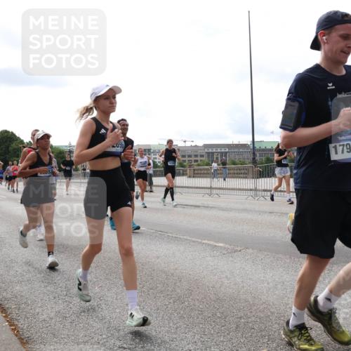 29.06.2025 - hella hamburg halbmarathon Lena Gebhardt http://msf.ph/oto/8427874 29.06.2025 10:19:32 Lombardsbrücke 17941, 54, 1145, 1332, 1534, 1708, 1718, 1755, 2017, 2311, 2357, 2405, 2441, 2589, 2795, 2802, 2812, 2895, 2918, 2993, 2995, 3446, 3678, 4108, 4110, 4170, 4562, 4570, 4722, 4979, 5034, 5035, 5080, 5098, 5123, 5178, 5251, 5429, 5449, 5849, 5878, 6249, 6444, 6477, 6482, 6542, 6796, 6797, 6872, 6939, 7143, 7248, 7249, 7836, 7917, 8146, 8427, 8537, 8575, 8761, 8778, 9252, 9652, 9856, 10039, 10124, 10129, 10349, 10540, 10594 meine-sportfotos.de